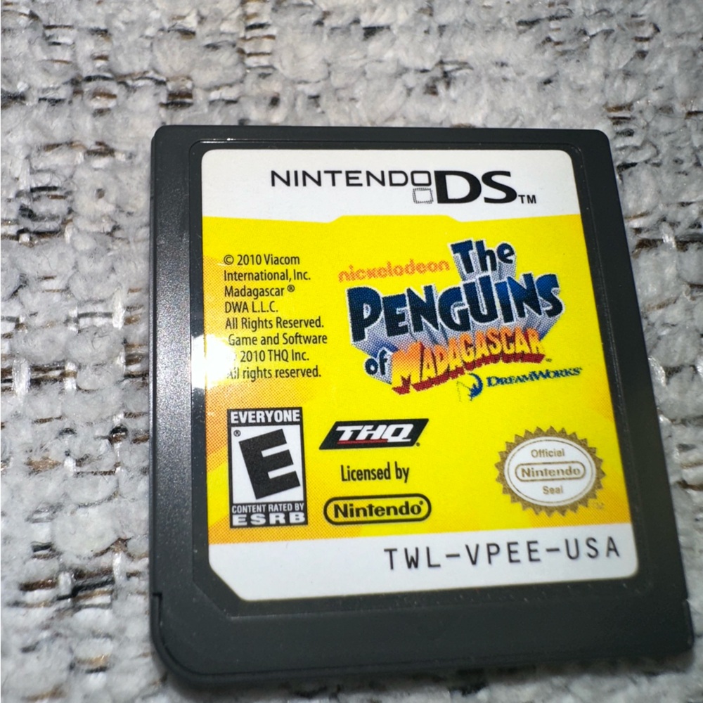 Nintendo DS The Penguins of Madagascar Cartridge - Yellow Label